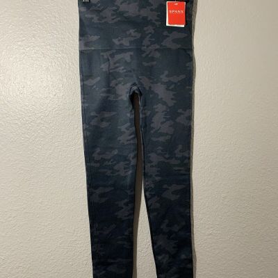 NWT SPANX Women’s Look at Me Now Seamless Leggings Blk Camo Athletic Yoga SMALL